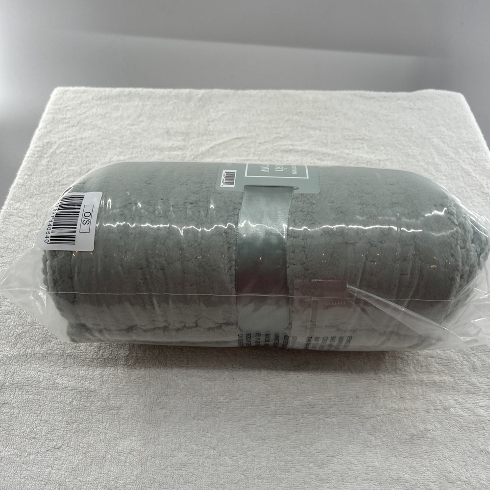 Ulta Limited Plush Throw Blanket 50"×60" Sage Green Holiday Seal NEW 2025 Bagged - Picture 5 of 6